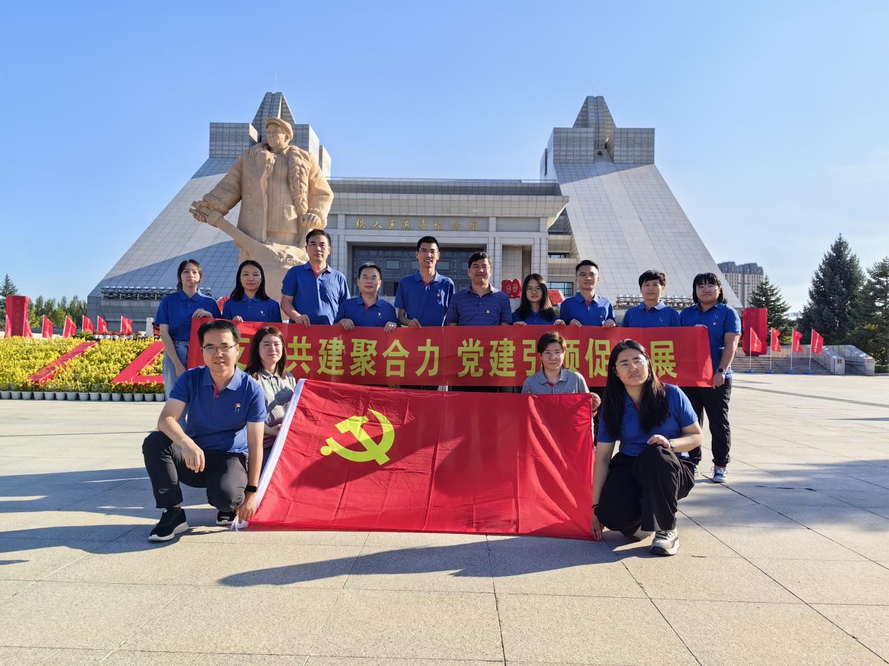 動(dòng)物用生物制品國(guó)家工程研究中心、哈獸研禽免疫抑制病創(chuàng)新團(tuán)隊(duì)、福建圣農(nóng)集團(tuán)圣澤生物及福建圣農(nóng)集團(tuán)技術(shù)中心黨支部共建活動(dòng)